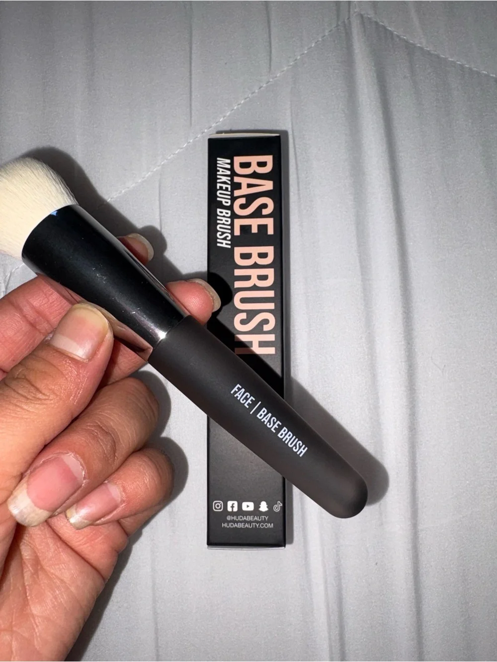 HUDA BEAUTY Base Brush - Black & Pink Packaging